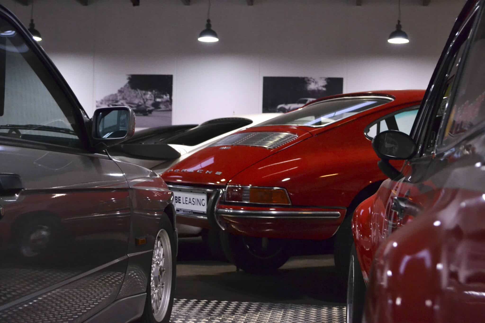 Klassiske biler i KOBE Leasings showroom